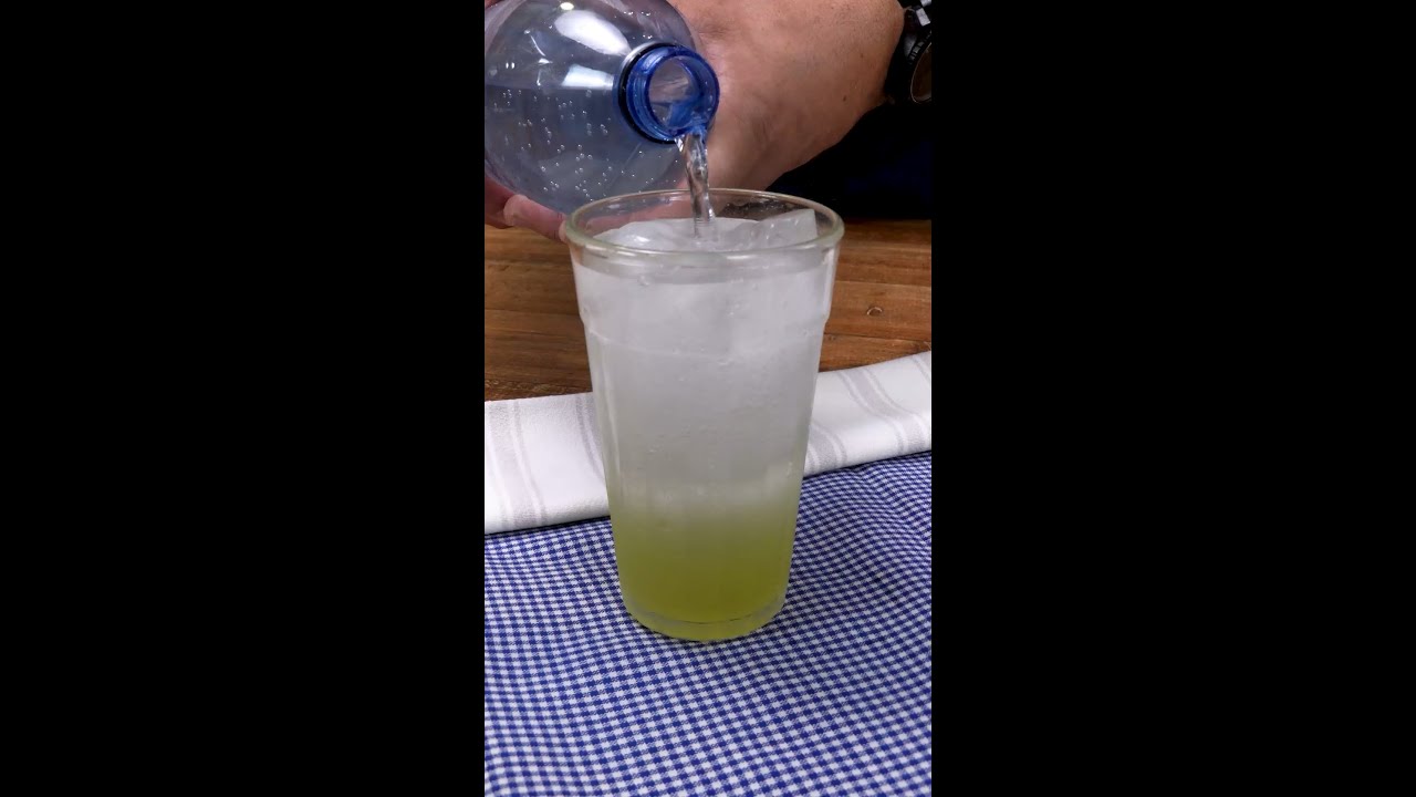 Fazer seu próprio refrigerante de limão caseiro é muito mais fácil do que você imagina!