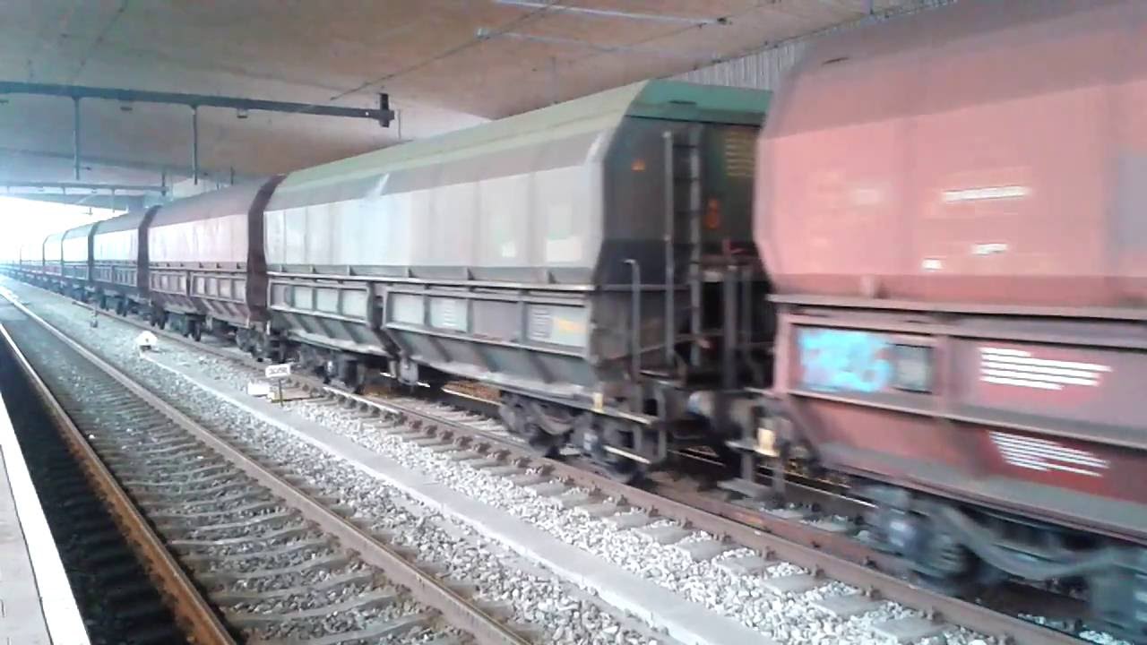 Rheincargo Class 66 DE 683 met een kolentrein te Rotterdam