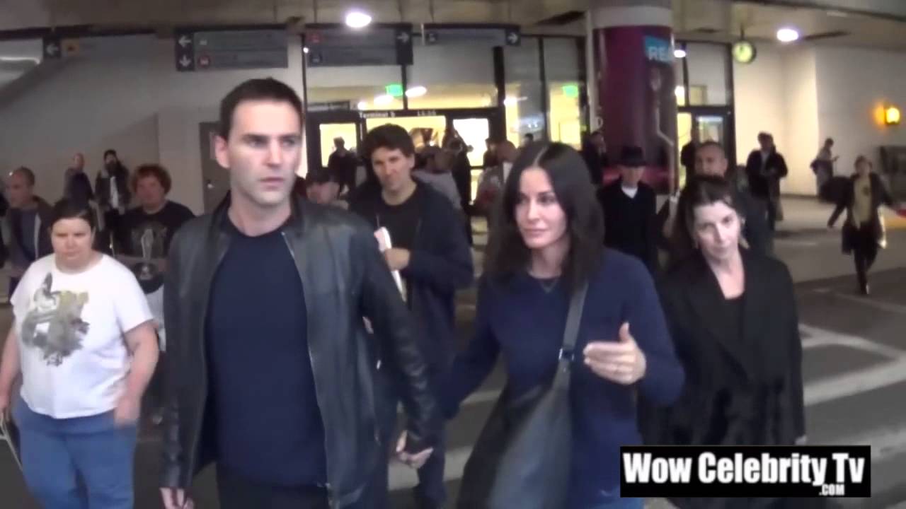 Courteney Cox and Johnny McDaid arrive to tons of paparazzi at lax