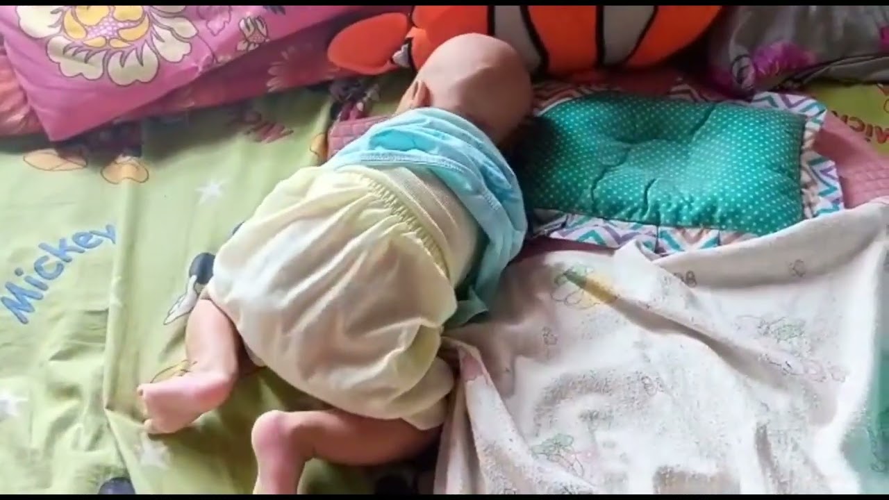 bayi latihan tengkurap tapi belum bisa angkat kepala,antara lucu atau kasihan