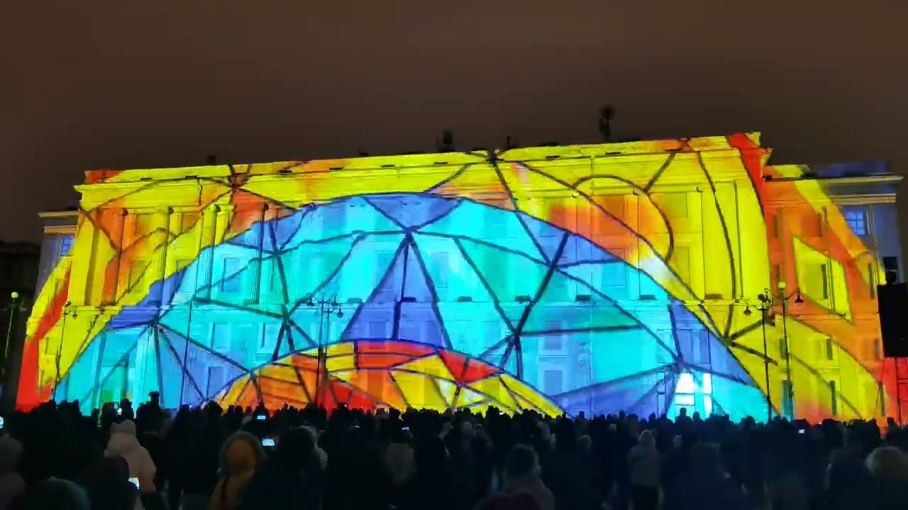 Как то вечером на Дворцовой площади в Санкт-Петербурге . 