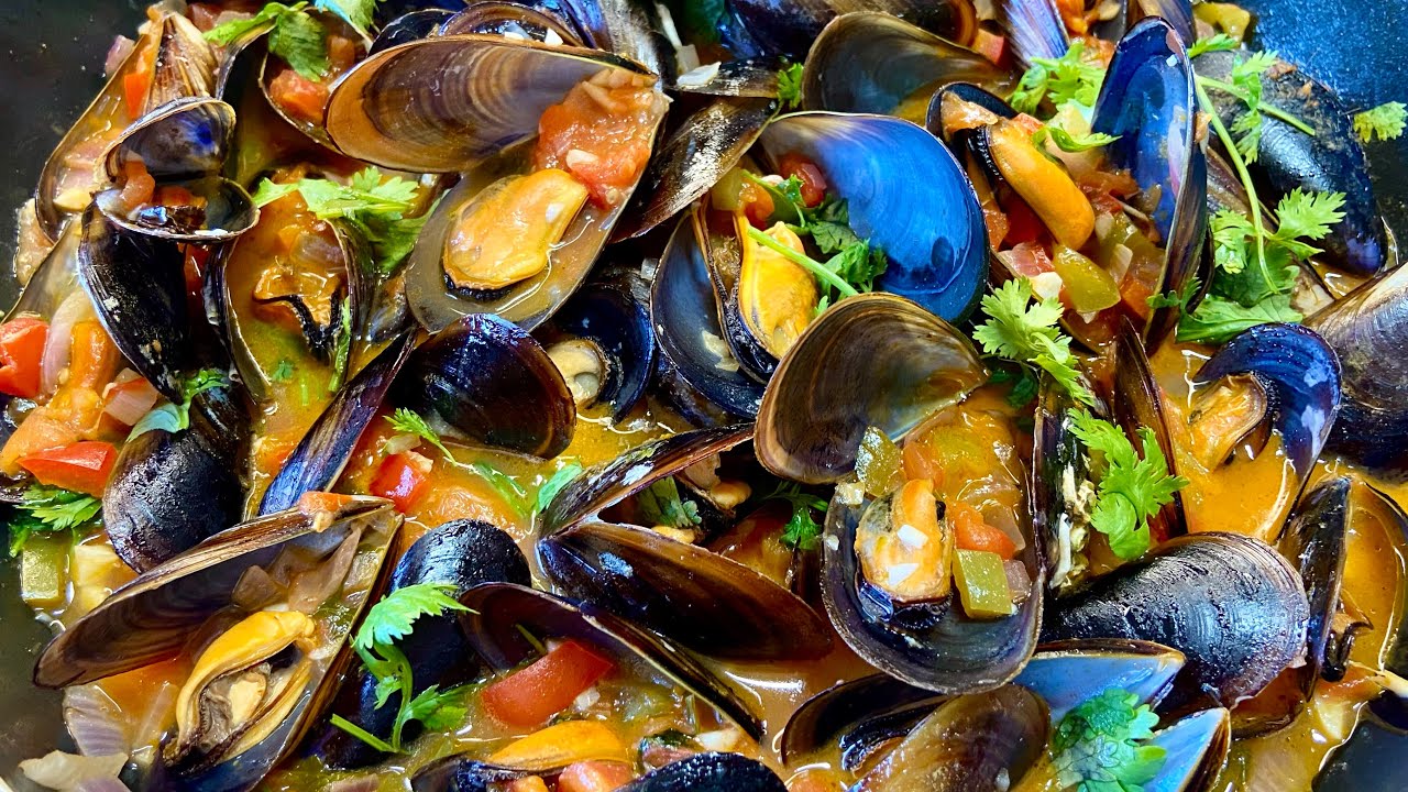 Petisco tradicional: mexilhões à molho de tomate! Receita portuguesa
