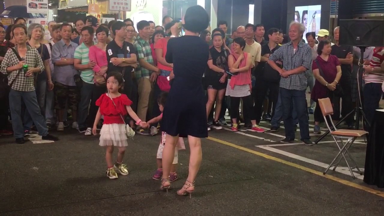 旺角街頭表演-（2017-05-06）旺角羅文~ 小龍女唱 