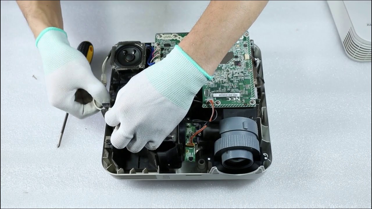 How to replace the projector lamp for NP-VE281
