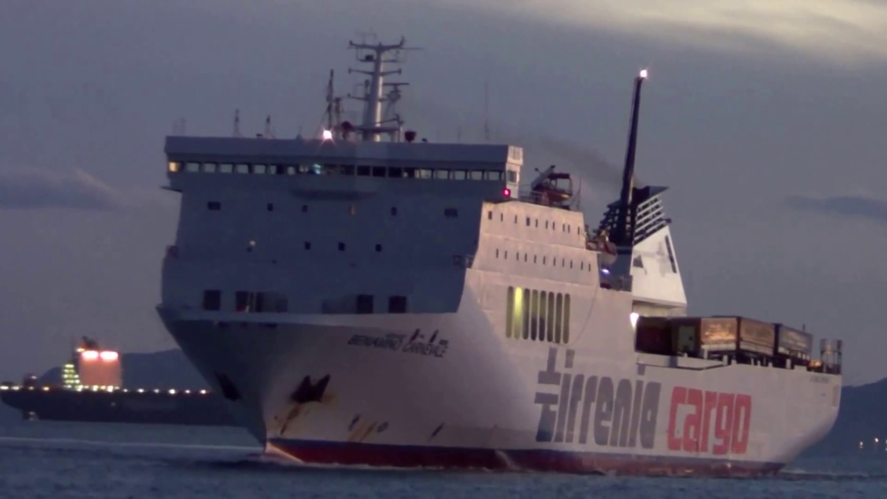 TIRRENIA CARGO вечерний причал в порту Кальяри