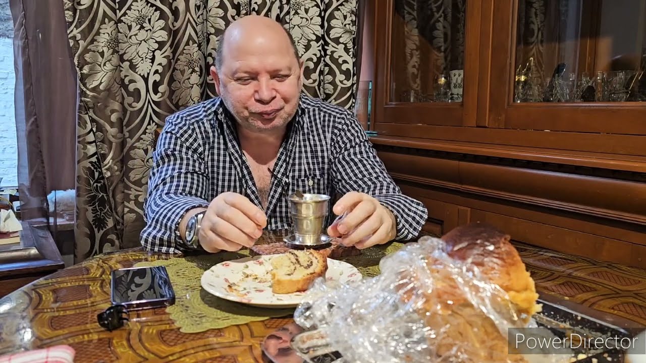Micul dejun la o cafea și la o prăjitură în familie