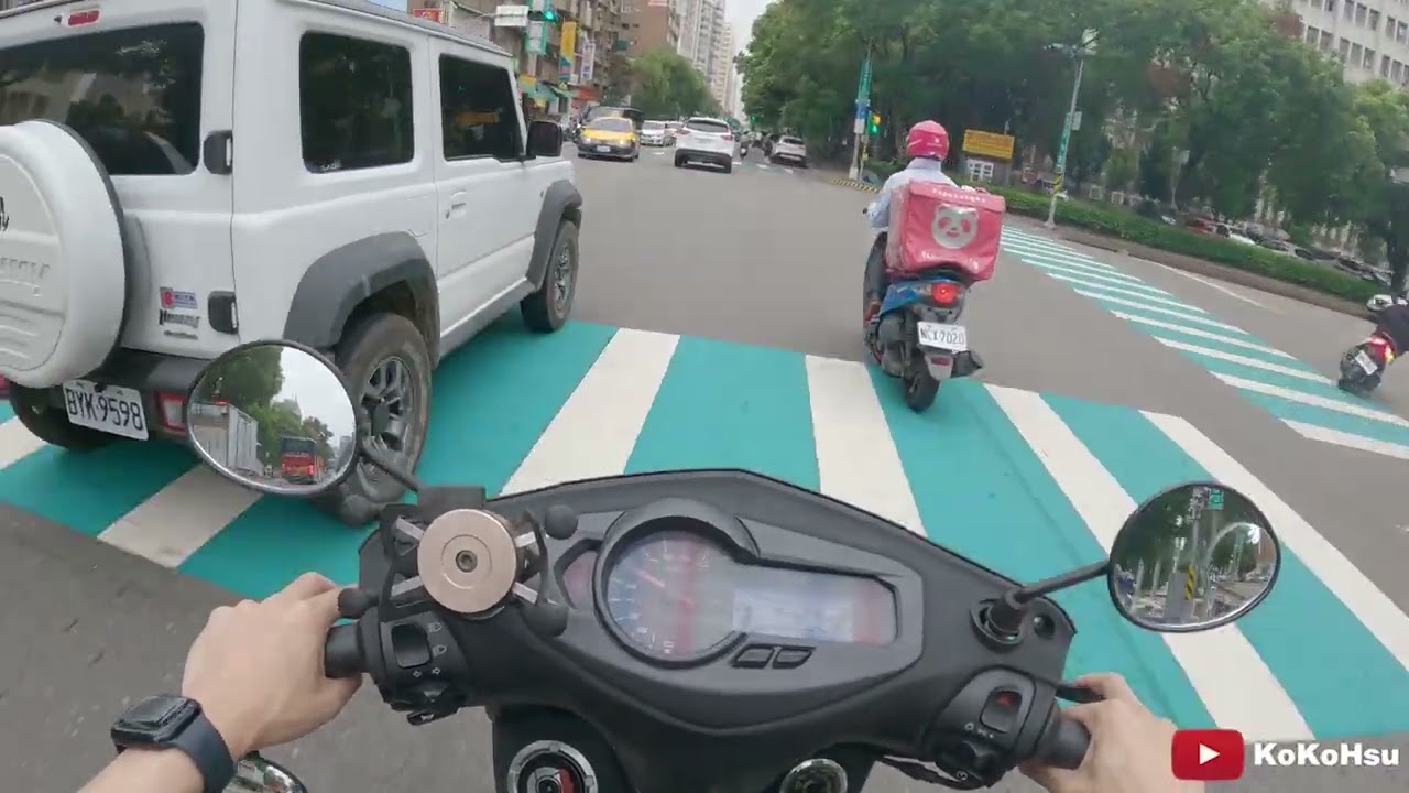 勁戰熱車日常#165 飄雨也是騎一下 / 騎車還有空看直播？/ 藍寶堅尼大牛 Cygnus X Scooter Ride POV in Taiwan Street【KoKoHsu】