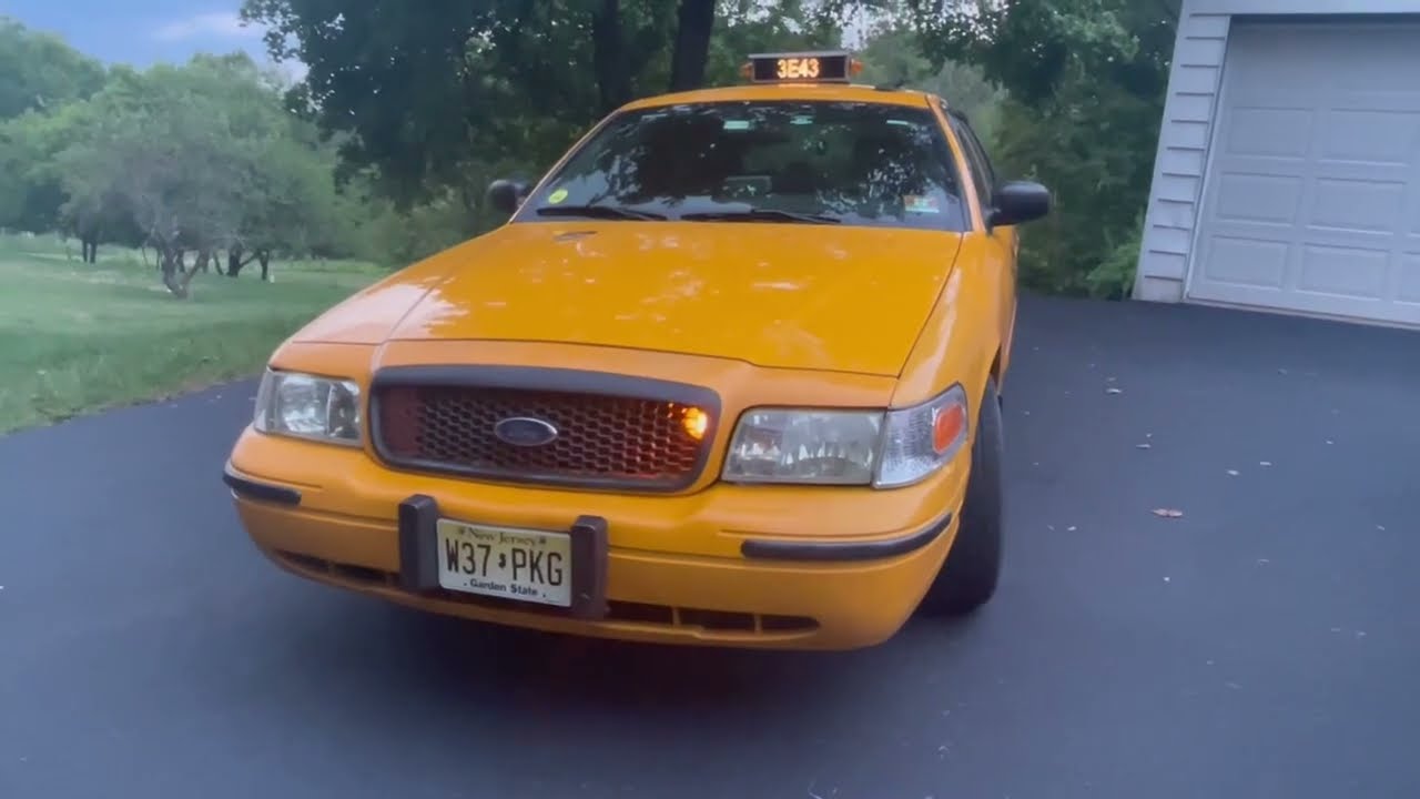 A Quick Walkaround of an ex-NYC Cab (Ford Crown Victoria LWB P7A)