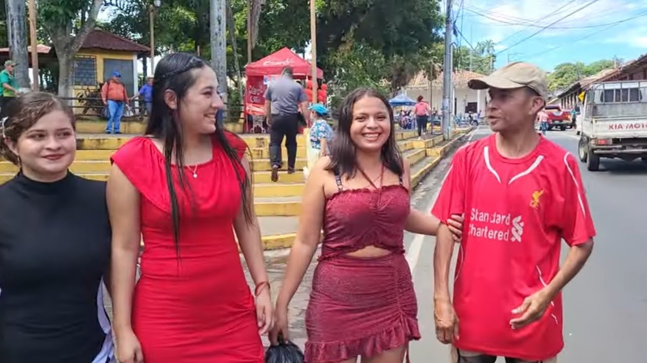 Vean como este Viejito enamora😂a estas chicas🥰El Buen Salvadoreño