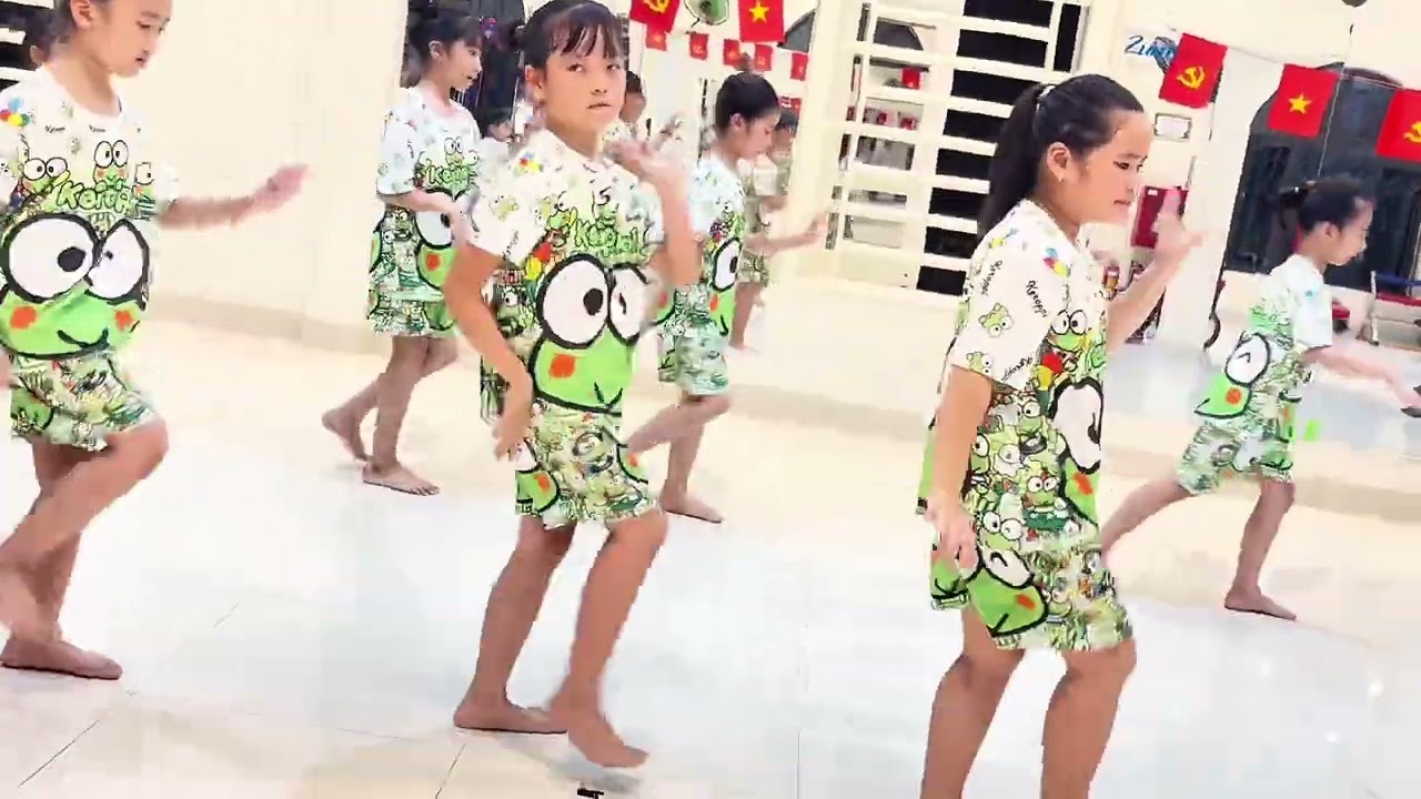 ẾCH NGOÀI ĐÁY GIẾNG | PHƯƠNG MỸ CHI | DANCE HANA | 