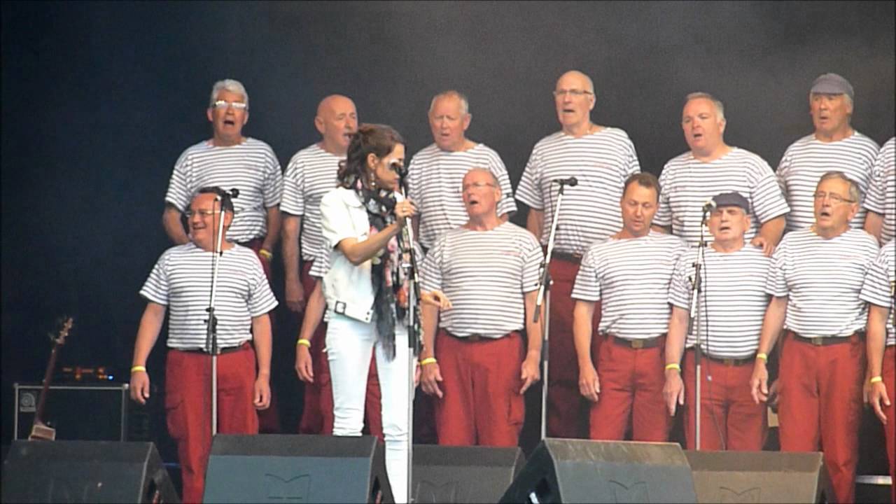 Gwennyn  La Fille de Recouvrance aux Tonnerres de Brest 2012 avec les marins d'Iroise.wmv