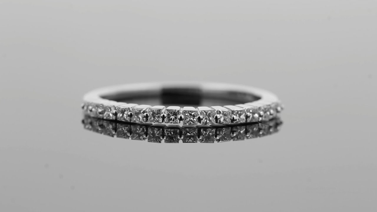 ELR532W Argolla de matrimonio de oro blanco con diamantes engastados adornados.