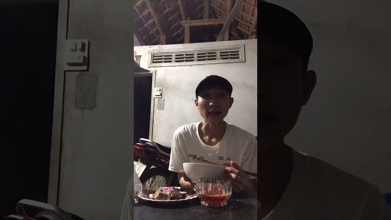 lòng heo chấm với ớt siêu cay