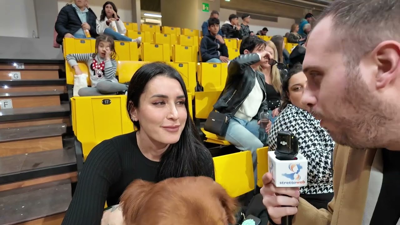 Il cane di Valentina Vignali mangia il microfono di StrettoWeb durante intervista a Reggio Calabria