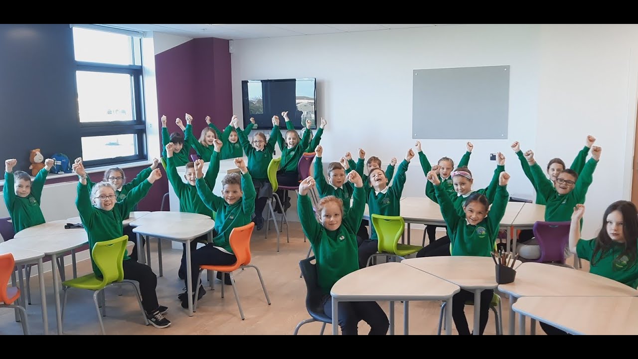 Mae disgyblion a staff YGG Tirdeunaw yn dwlu ar eu hysgol newydd