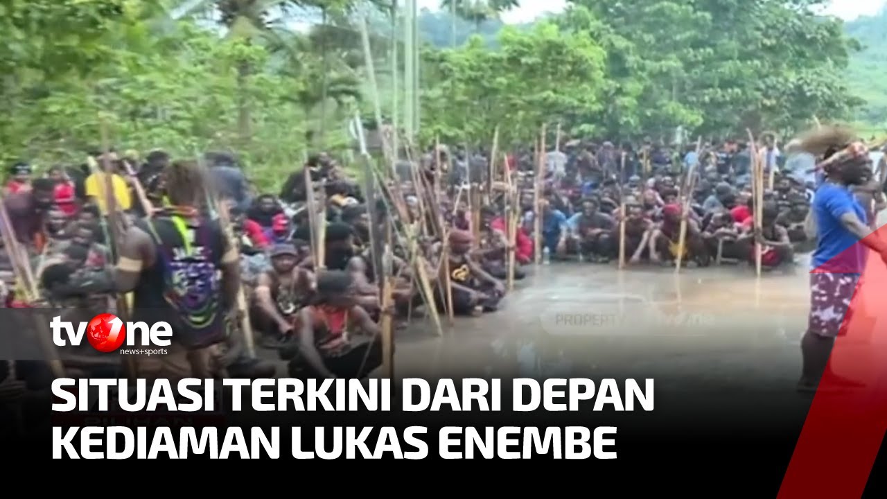 Ratusan Massa Bersenjata Berjaga-jaga di Depan Kediaman Lukas Enembe | Kabar Petang Pilihan tvOne