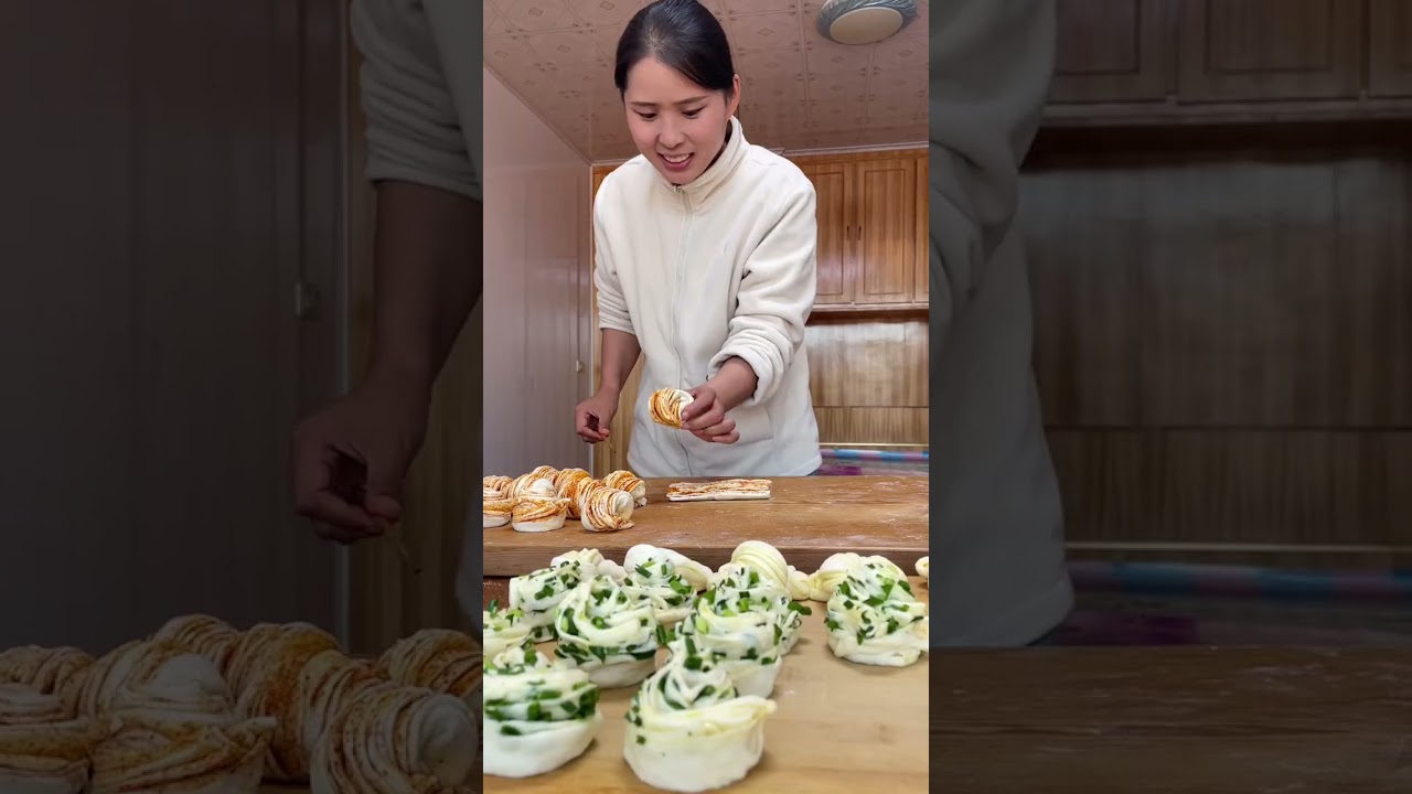 今天婆婆又做了一大罐辣椒酱，配上刚出锅的辣卷子，嘎嘎好吃。#东北农村生活vlog #天儿冷吃点啥 #辣卷子 #2024新农人计划 #辣椒酱 @抖音媒体内容优推官