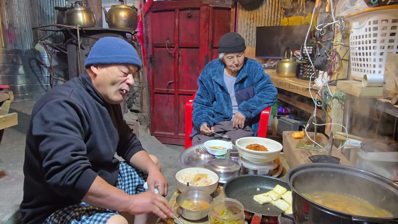 두부굽고 삼겹살 고구마에 엄마랑 밥한끼 배추 된장국에 아침이 훈훈합니다 산골  이야기 ᆢ