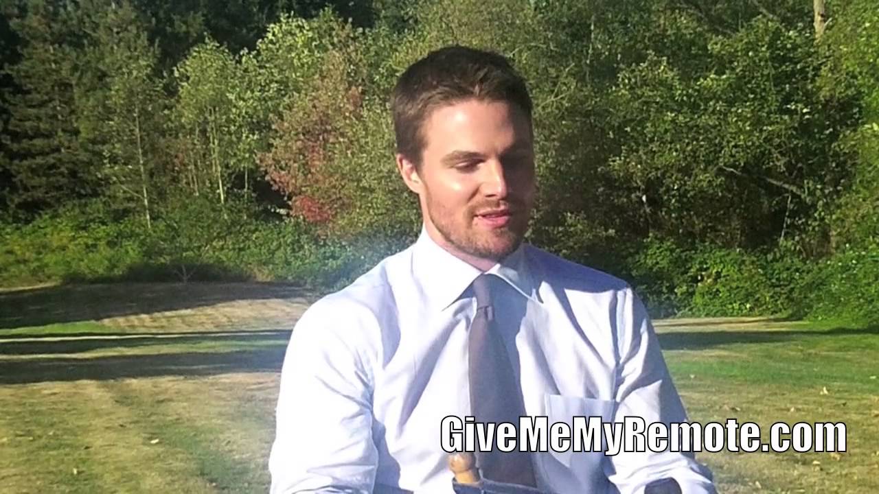 ARROW: Stephen Amell on the Scene in Tonight's Episode That Made Him Gasp, Plus Meeting The Huntress