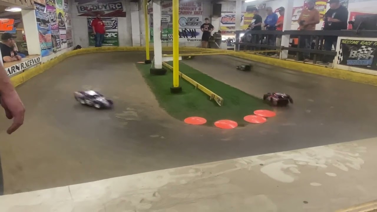The barn raceway 11-15-2025 traxxas modified a main feature in Waverly Ohio. #traxxas #rcdirtoval 