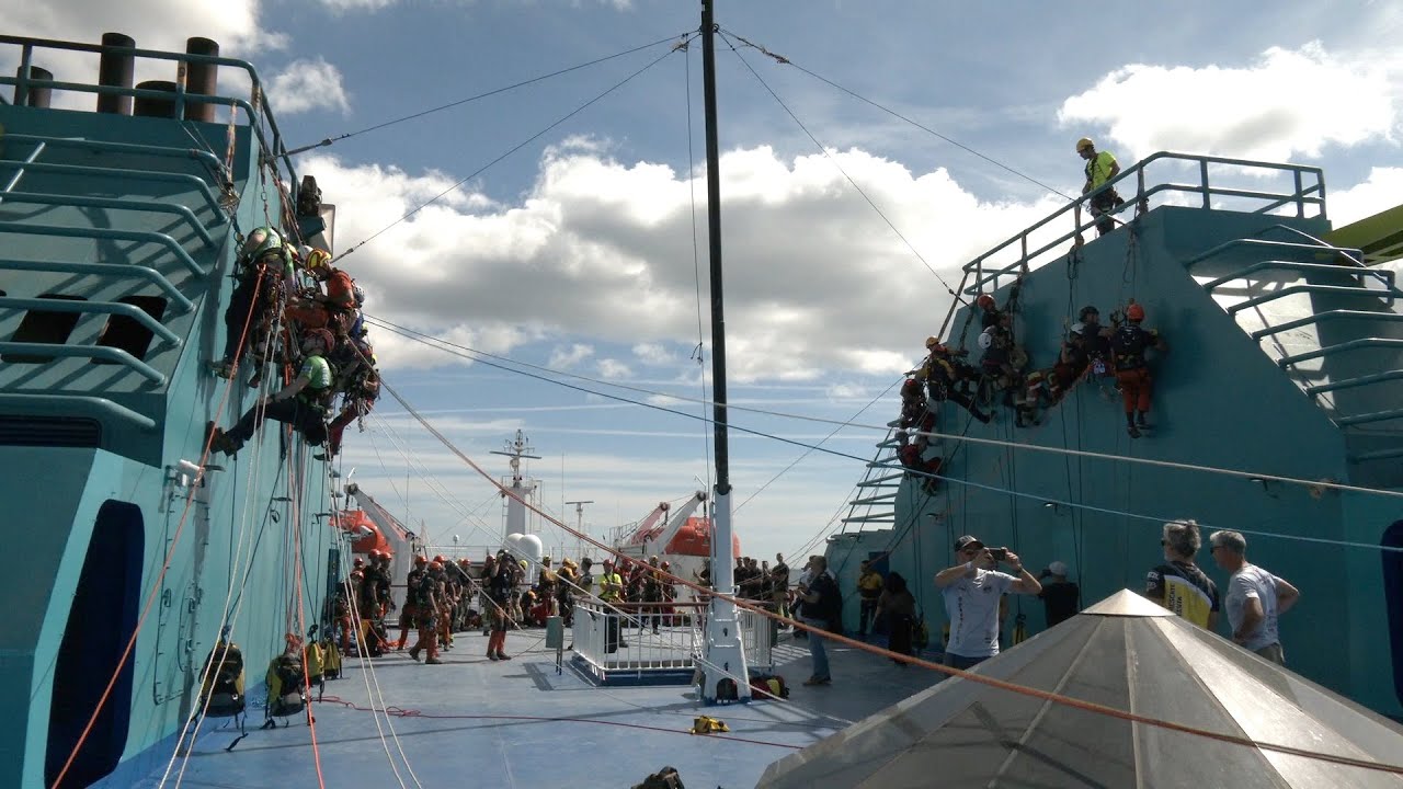 Las II Jornadas de Rescate Vertical de Bomberos comienzan en mitad del mar