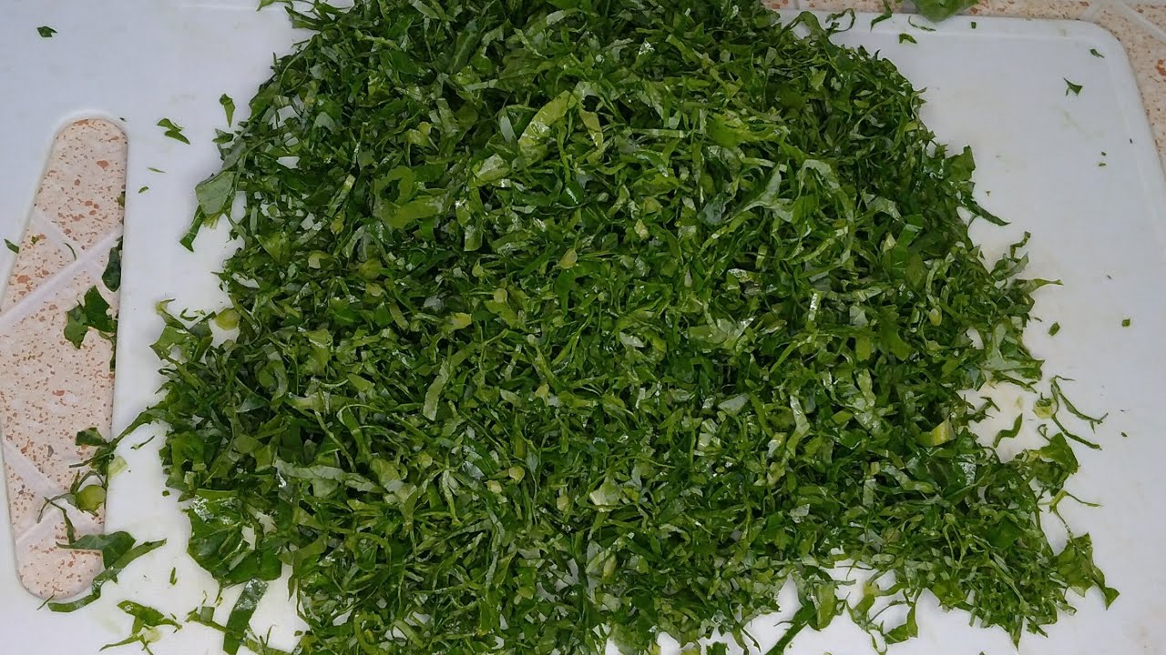 HOW TO CUT SPINACH LIKE A PRO