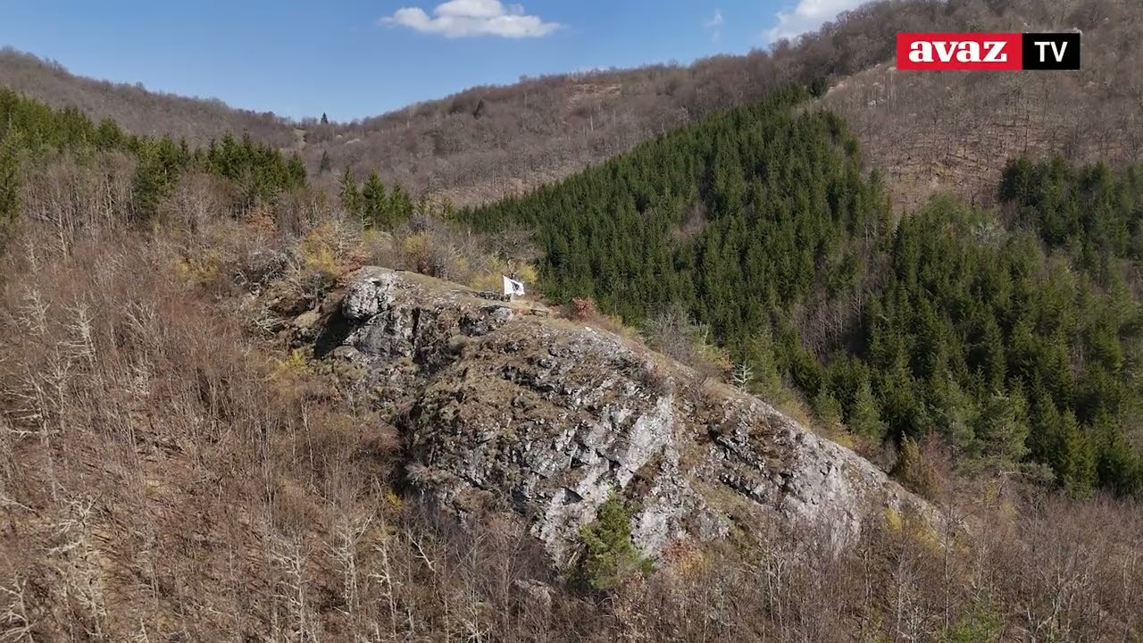 Država Bosna: Zastava s ljiljanima vihori se na stijeni iznad Prače!