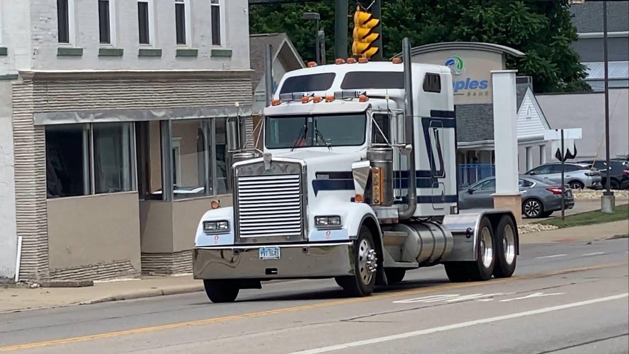 Truck Spotting 22 Main with retro Kenworth Suprise