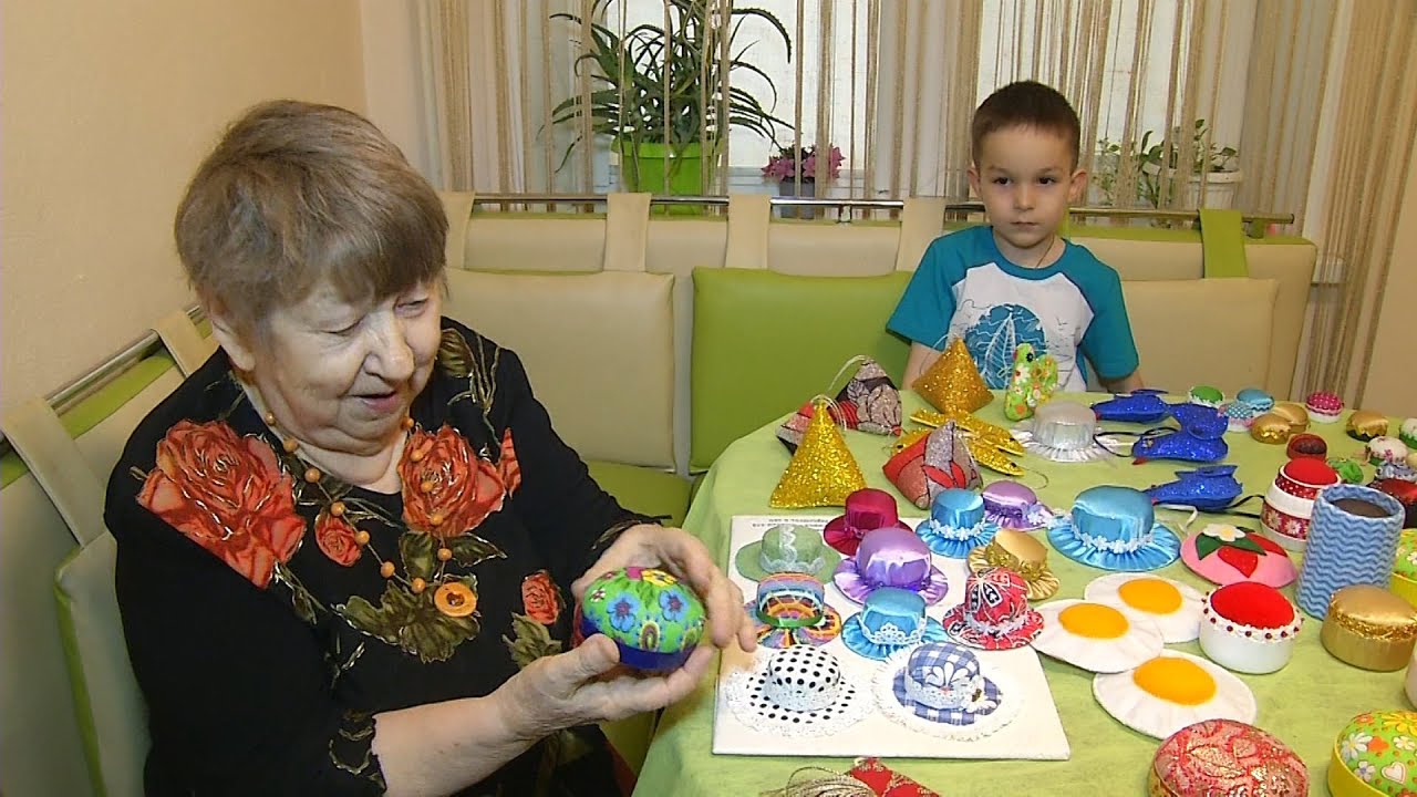 Пенсионерка шьет оригинальные игольницы