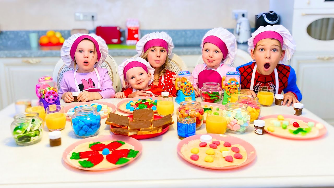 Cinq Enfants jouent préparent le petit déjeuner pour maman