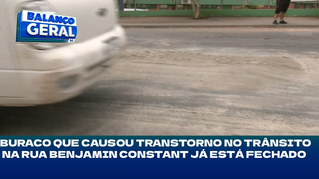 Buraco que causou transtorno no trânsito na Rua Benjamin Constant já está fechado