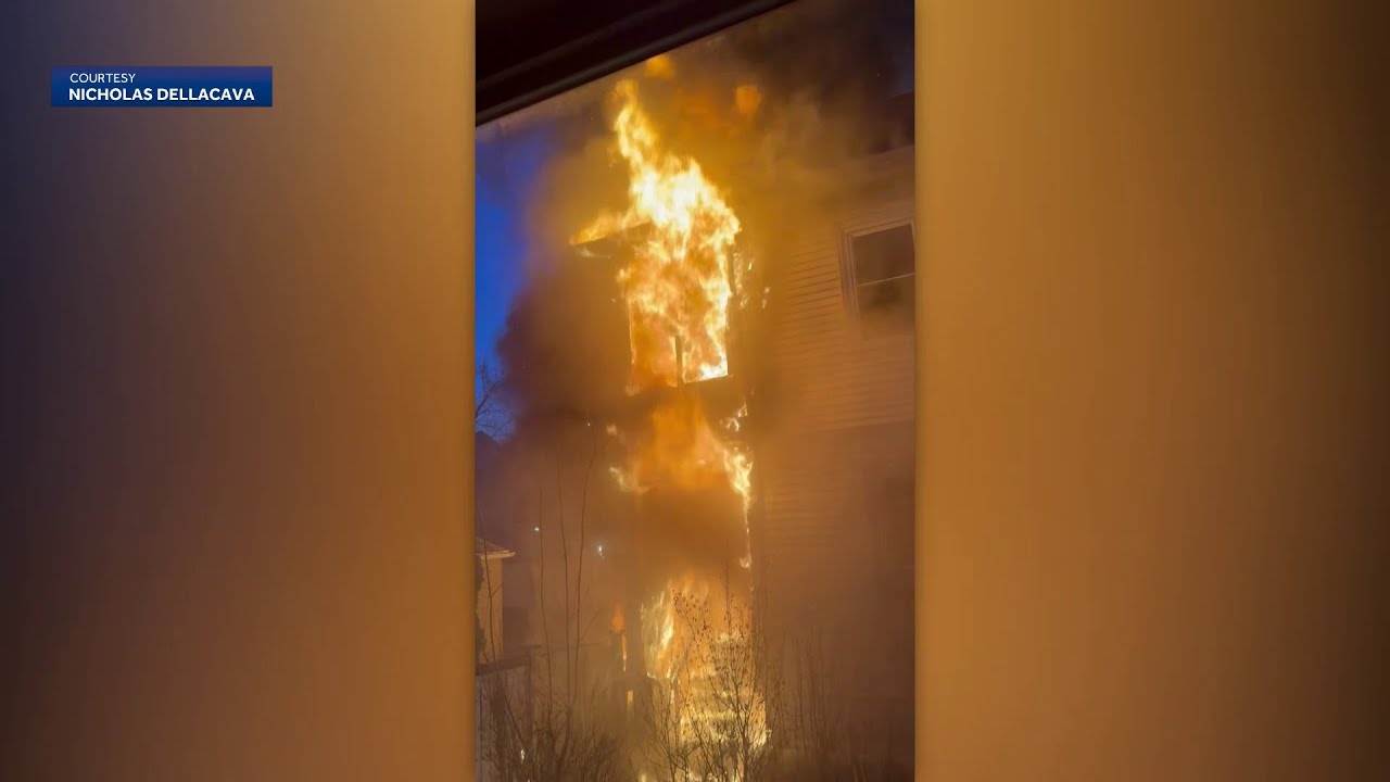 В результате пожара в многоквартирном доме в Медфорде пострадал один человек.