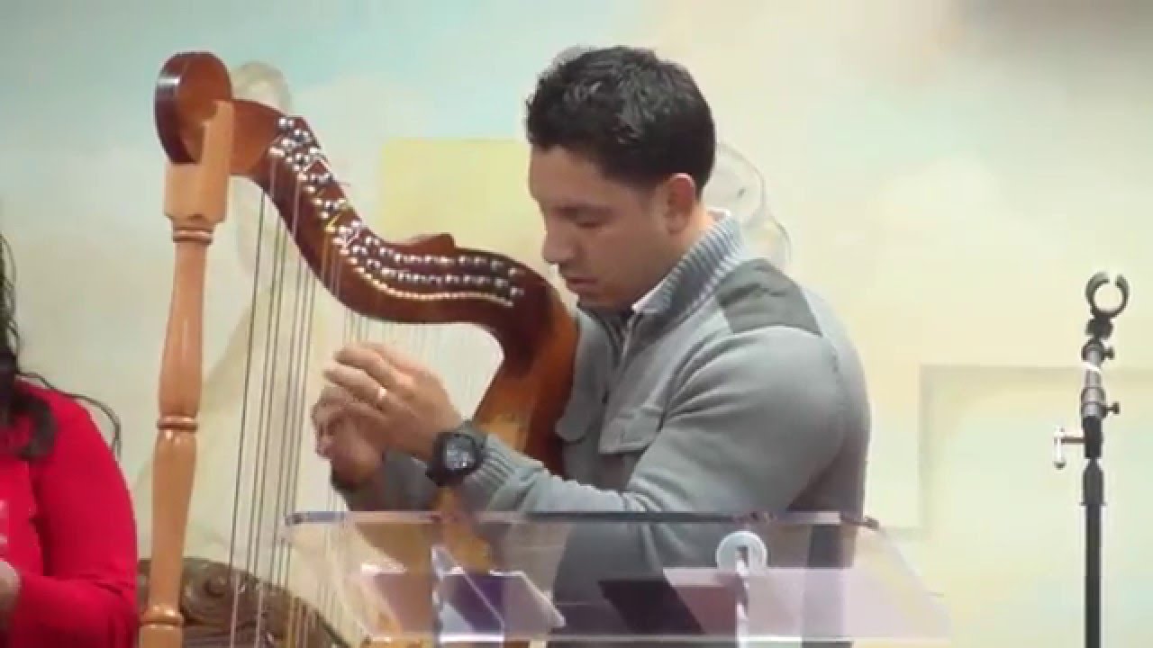 Arpista adorador Walter Barraez