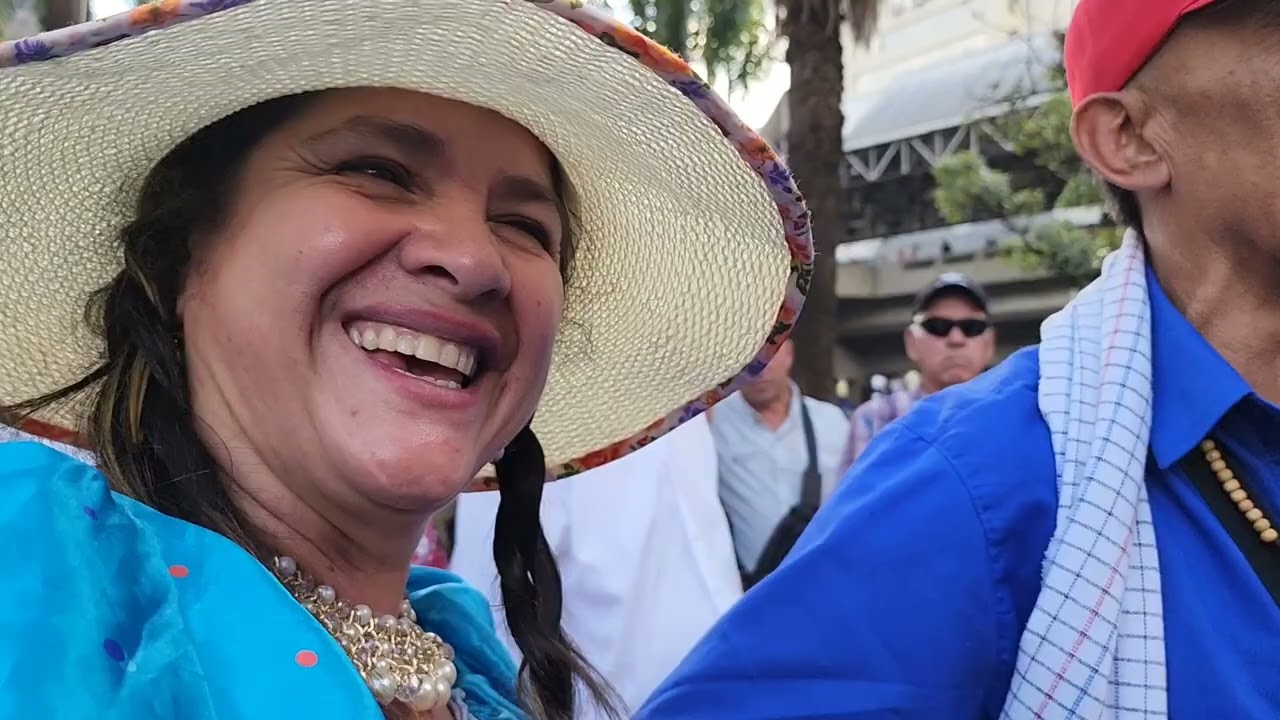 Amores por dinero - La Reina Del Parque Berrio 
