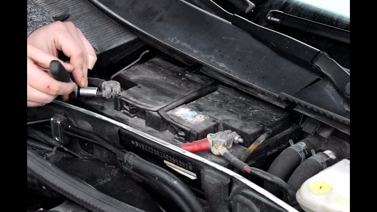 Výmena autobatérie VW passat B5 a B5.5 .  VW passat B5 and B5.5 car battery replacement