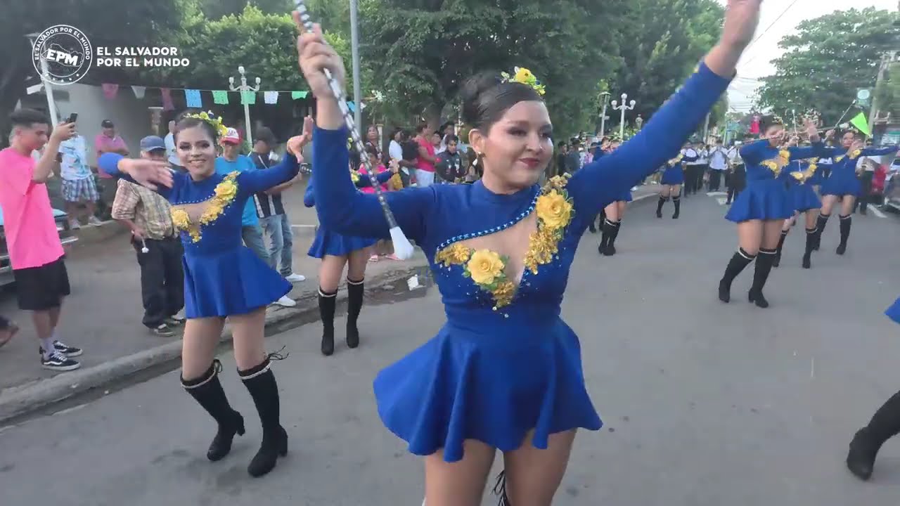 Espectacular Desfile con Tiburones Music Band