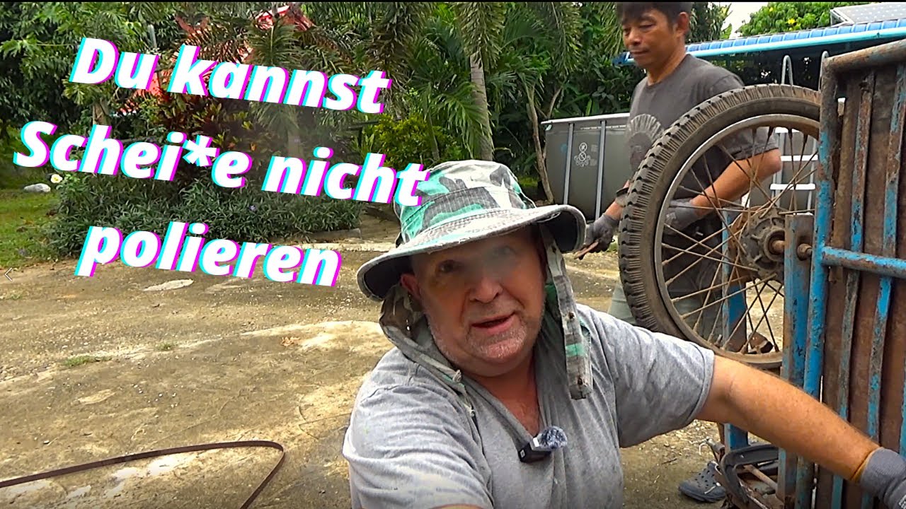 Thailand. Lee hat was billig am Straßenrand gekauft. 