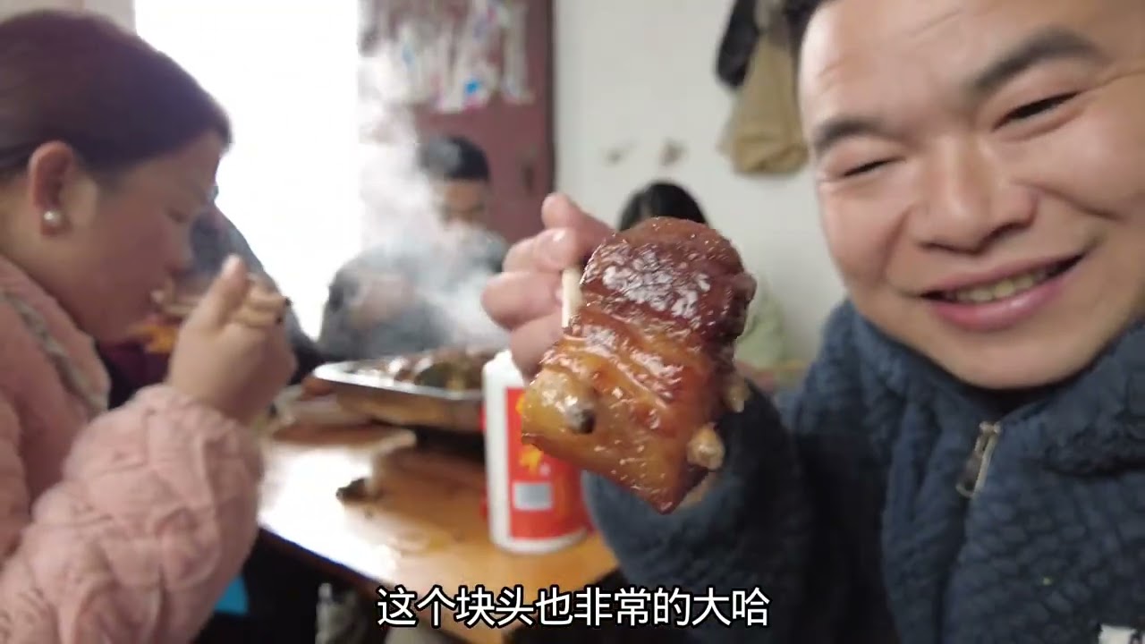 下雪天婆媳比试厨艺，母亲做红烧肉，老婆做烤鱼，陪家人吃肉喝酒
