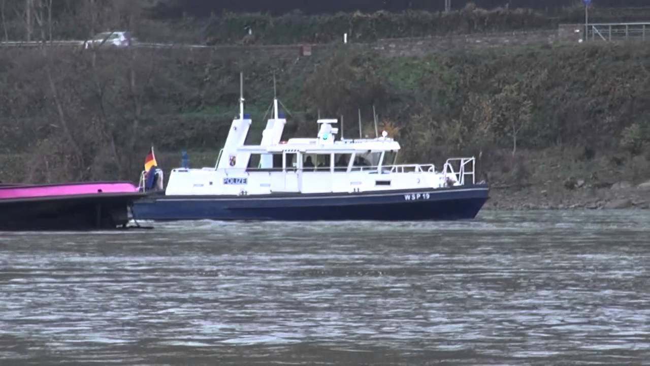 Schiff bei Oberwesel am Rhein auf Grund gelaufen