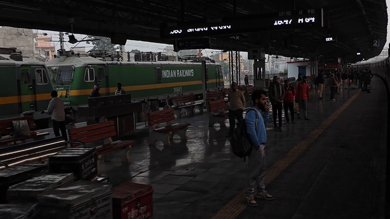 "My 24 Hours TRAIN Journey From PRAYAGRAJ STATION(GENERAL & 3rd AC COACH)Shipra EXPRESS 22911! FOOD?