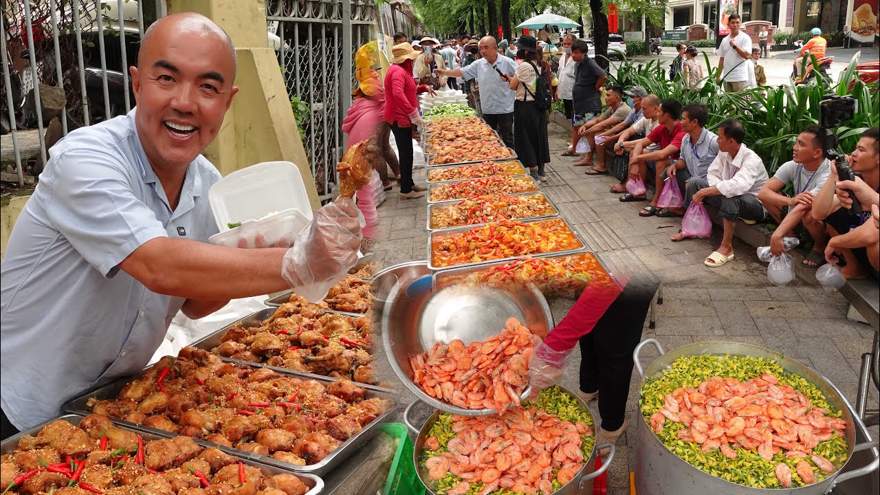 Diễn viên Quốc Thuận bất ngờ xuất hiện tại buổi phát cơm miễn phí khiến nhiều người háo hức