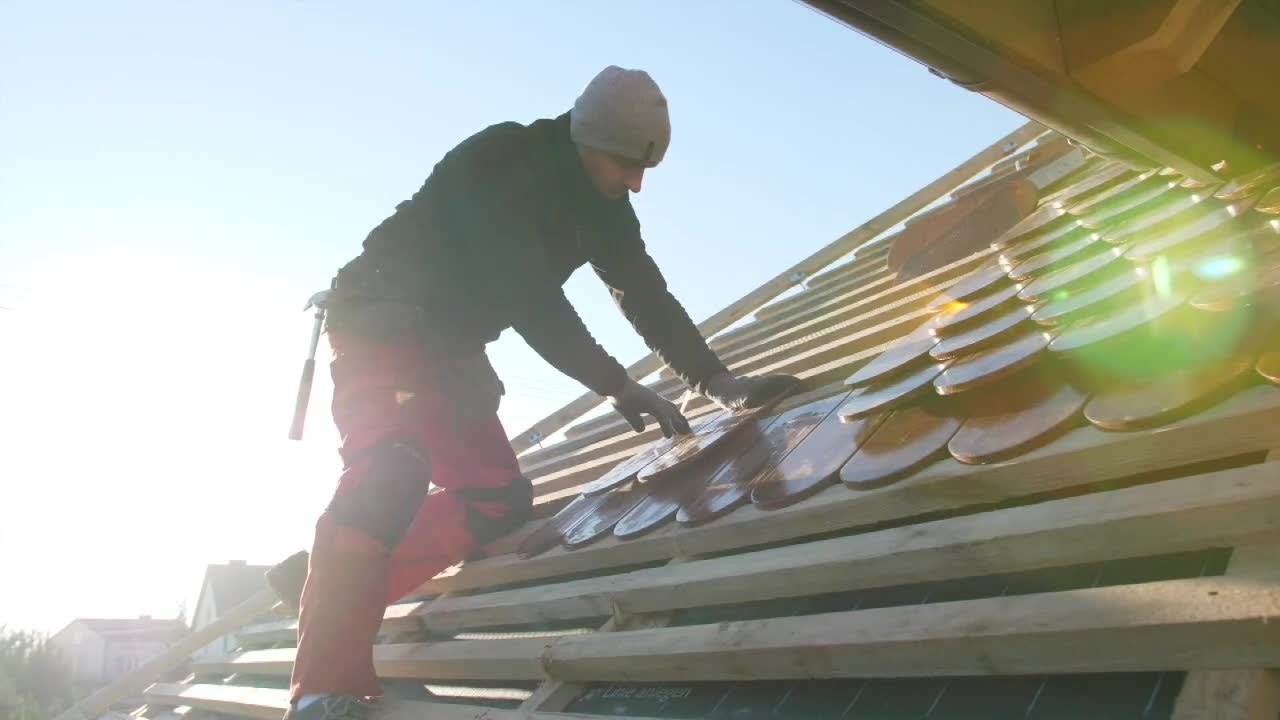 Dekarze wyjeżdżają zarobkowo z Polski. W znalezieniu fachowców nad Wisłą pomaga polecanydekarz.pl
