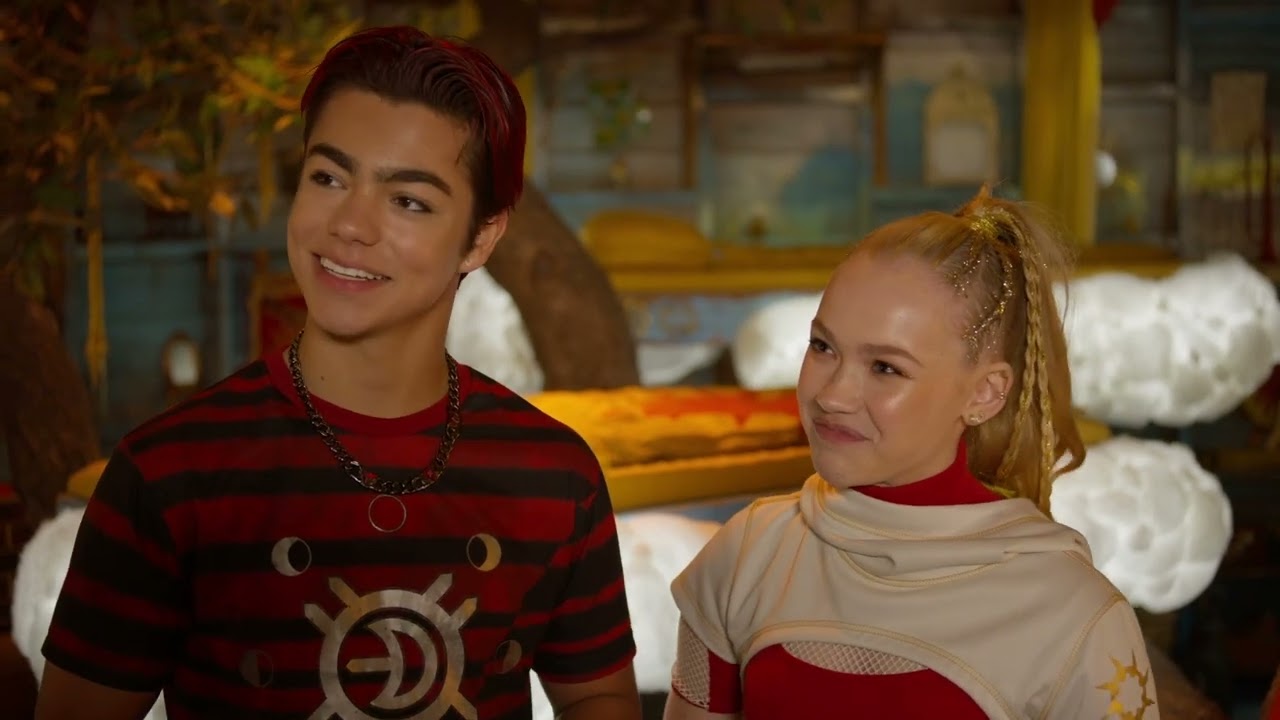 Zombies 4 Nova (Freya Skye) & Victor (Malachi Barton) Camp Rayburn: Daywalker Bunks - Jabba's Movies