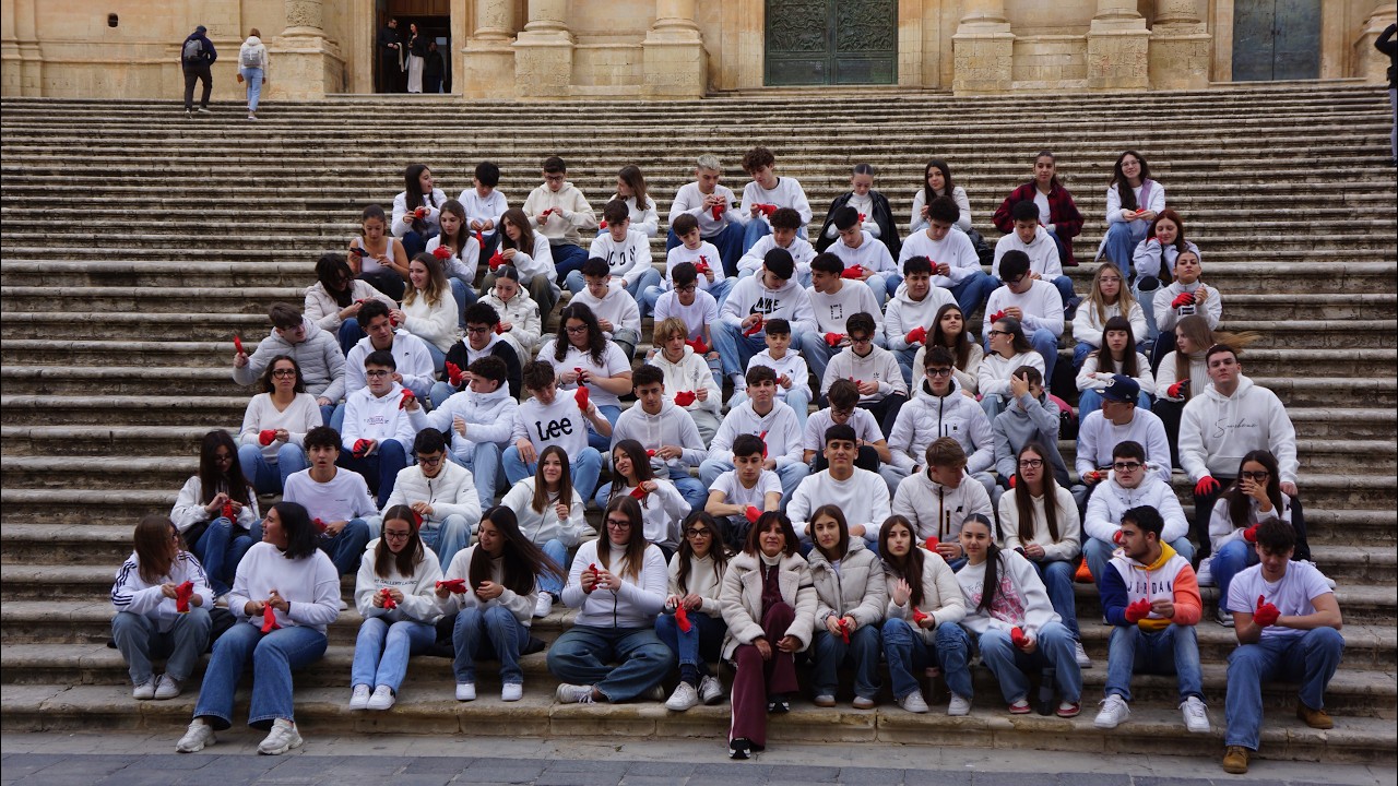 La panca rossa “Storie che d’amore, NO, non si possono dire!” – flashmob Cattedrale – Noto