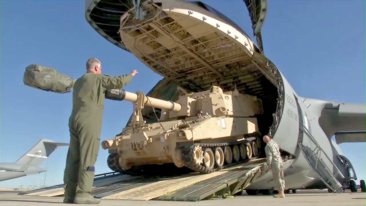 Huge US Transport Aircraft C-5 Galaxy Swallowing M109A6 Howitzer