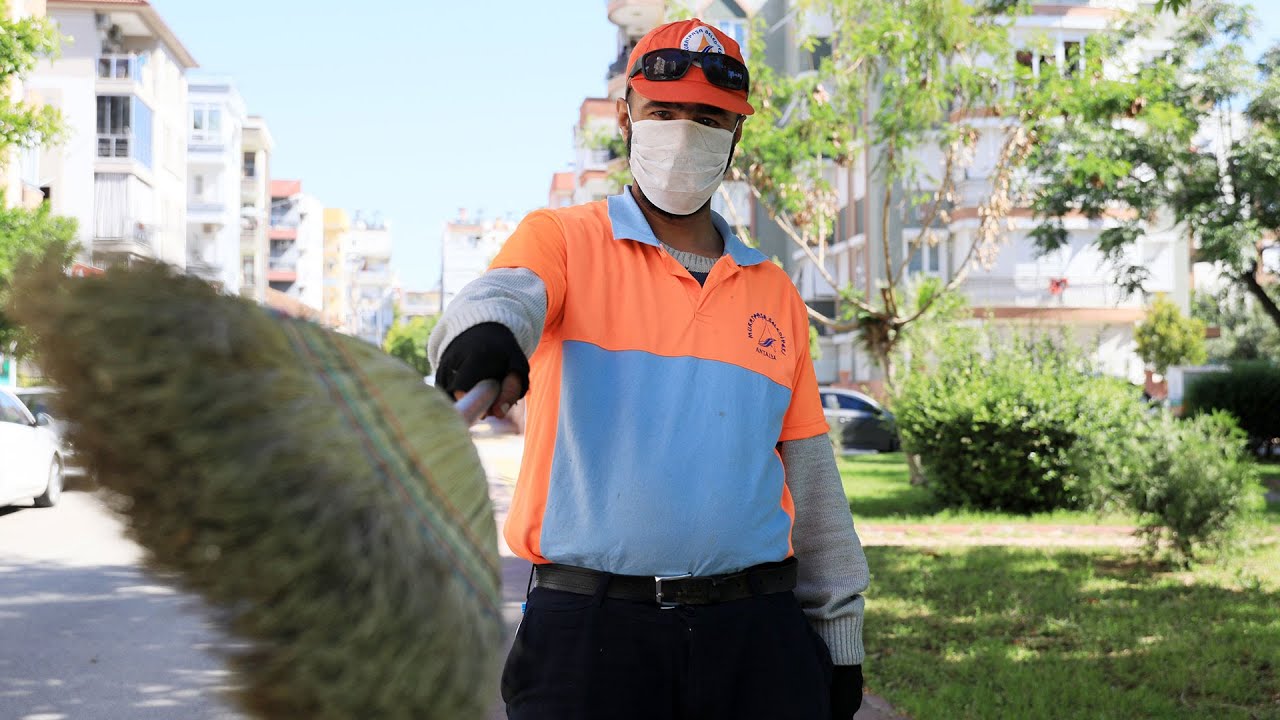Süpürgesiyle dans ederek sokakları temizliyor