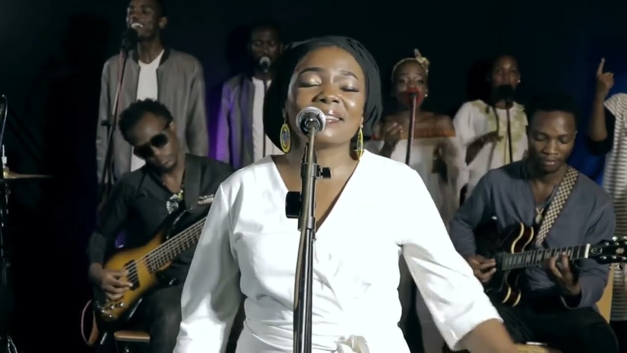 Carol Bu'dhwike - Okola Ebikulu (Live)