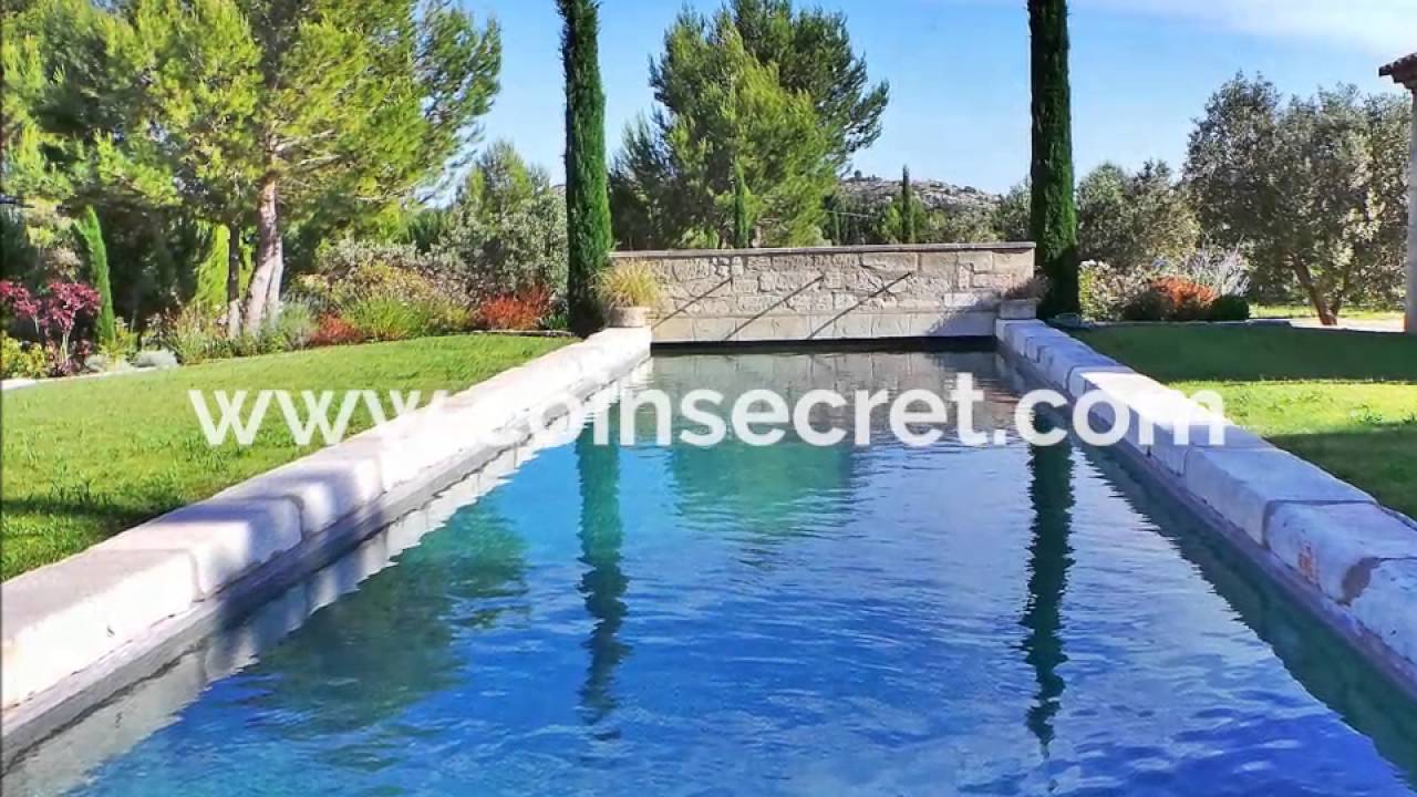 A Paradou, dans les Alpilles, location d'un mas avec vue dominante et piscine. Pour 8 personnes