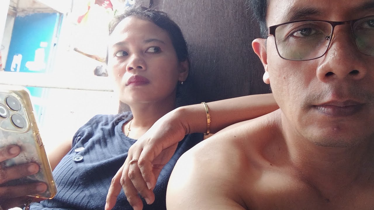 santai di rumah bersama Istri