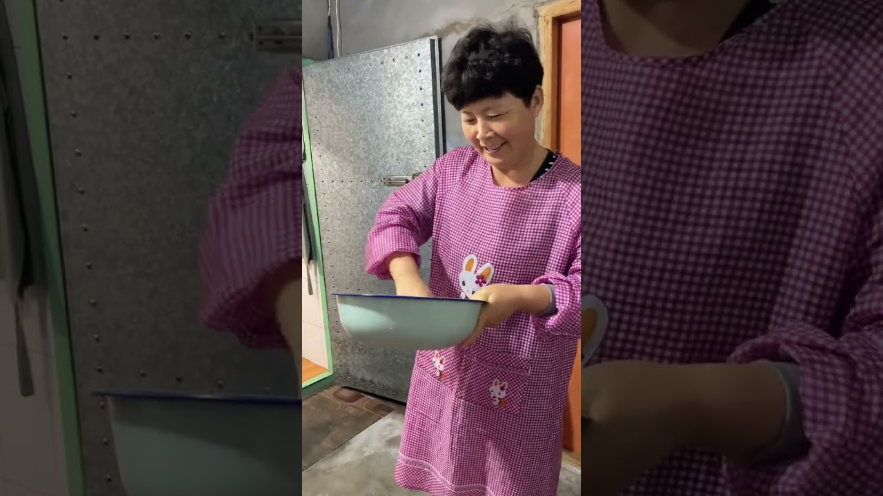 东北越来越冷了，今天婆婆给我们烙葱油饼，配上热乎的酸菜土豆丝汤，真的太满足了。#带大家了解东北日常生活 #谁能拒绝一锅热乎乎的美食 #冬天就得吃炖酸菜 #酸菜土豆丝汤  #葱油饼 @抖音媒体内容优推官